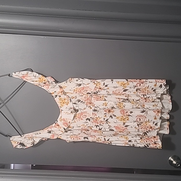 Torrid Floral off-the-shoulder tank. - Picture 1 of 3